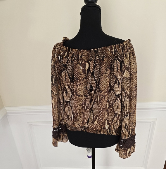 XOXO Snake Print Off Shoulder Top - Picture 2 of 11